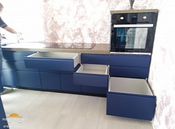 Кухня с синими фасадами в стиле минимализм